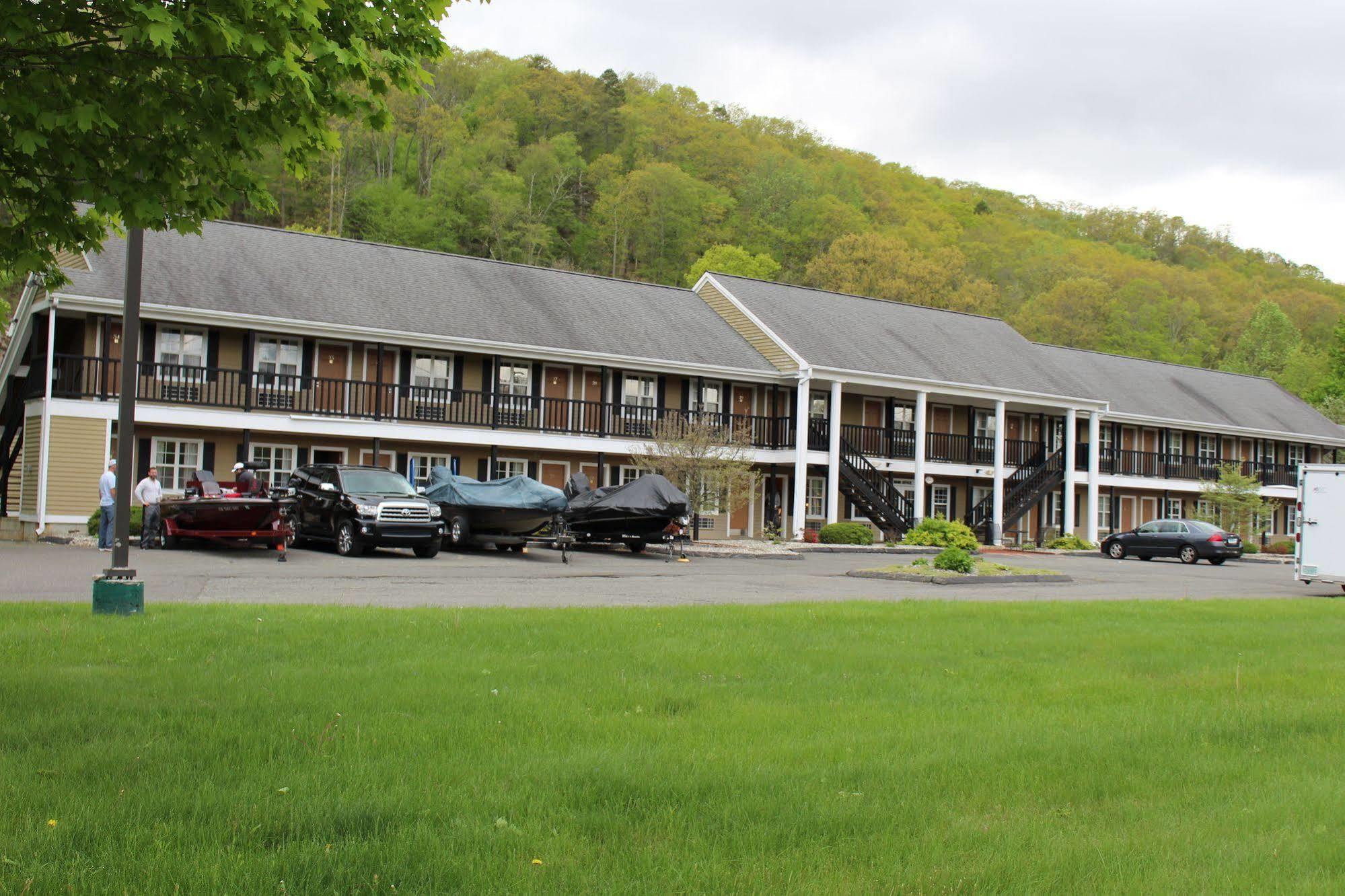 Newbury Inn Brookfield エクステリア 写真
