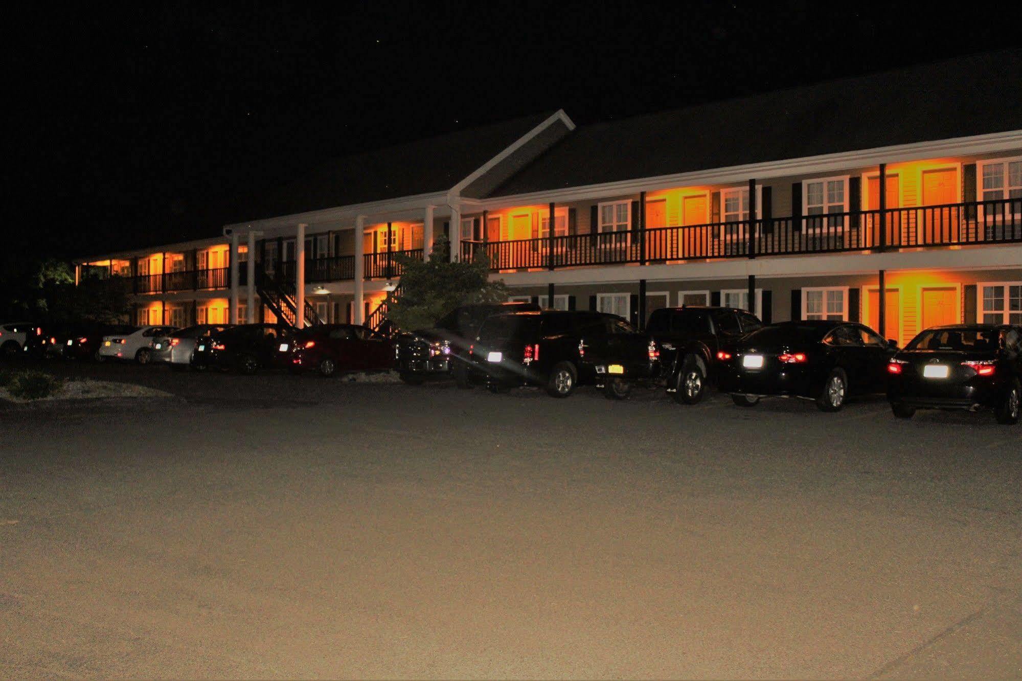 Newbury Inn Brookfield エクステリア 写真