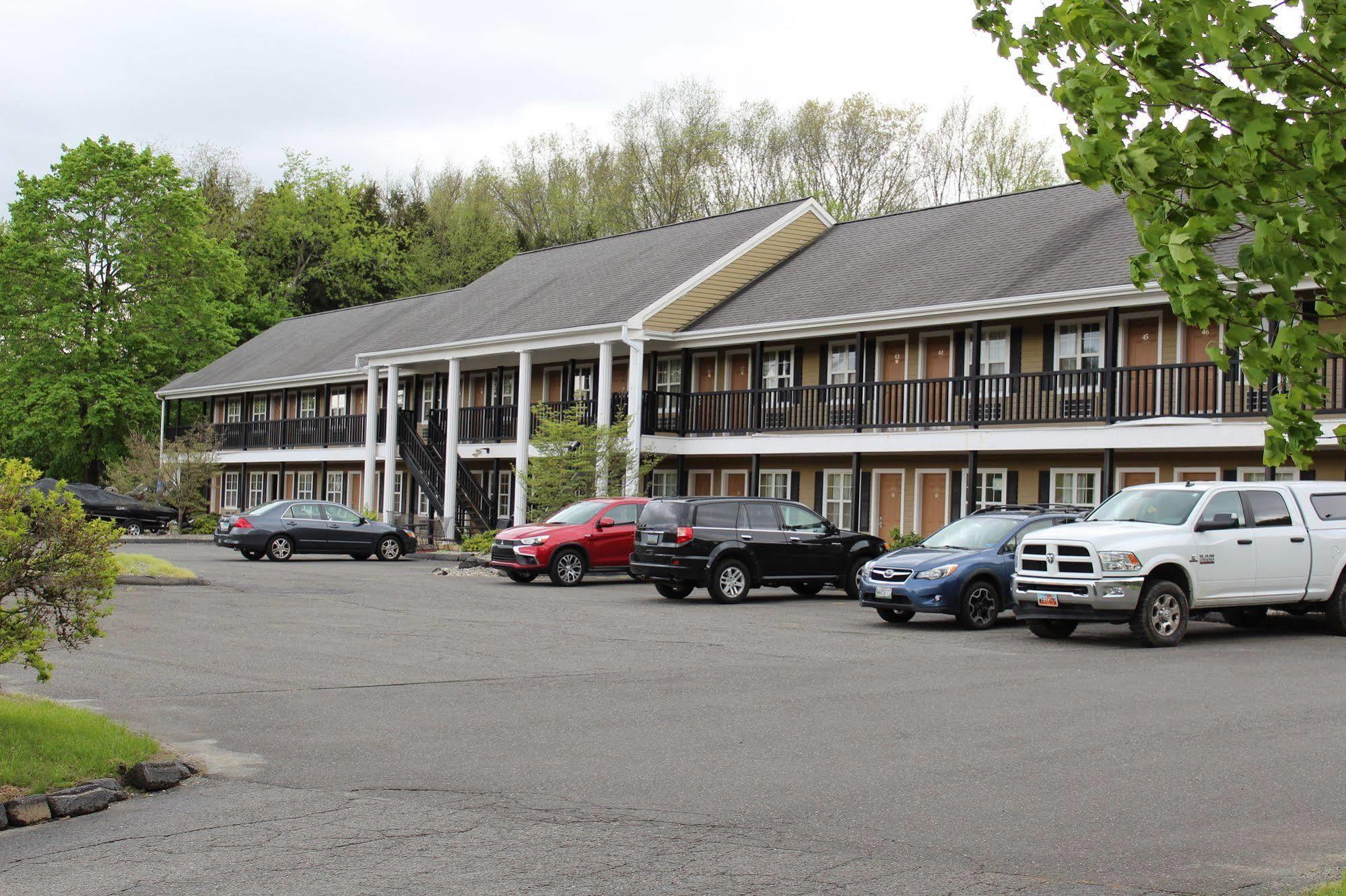 Newbury Inn Brookfield エクステリア 写真