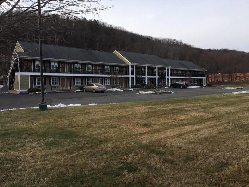Newbury Inn Brookfield エクステリア 写真