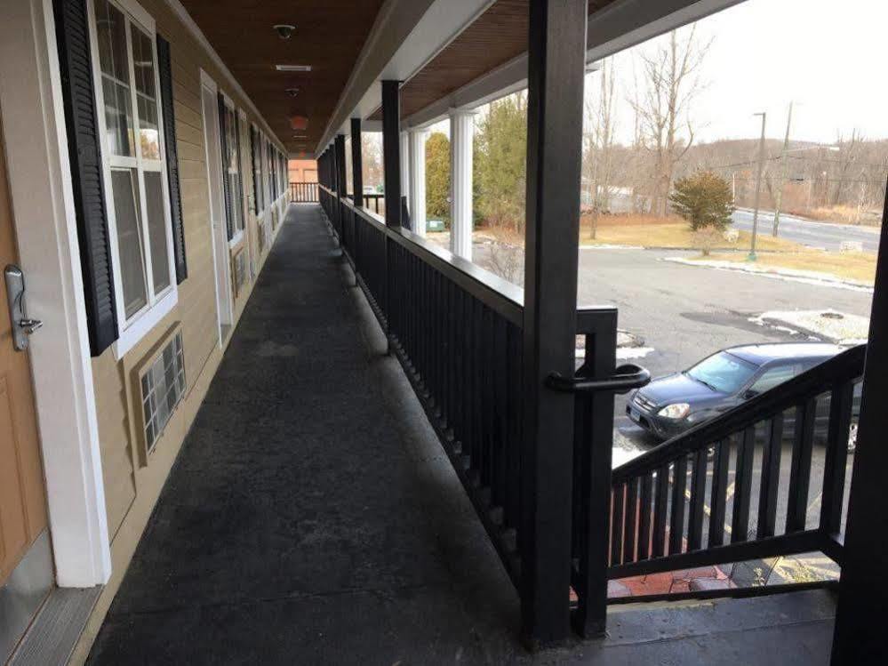 Newbury Inn Brookfield エクステリア 写真